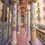 Las Columnas de la Balconada del Palau: Un Jardín de Cristal en el Aire